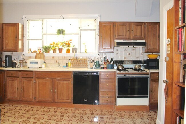 Foto del edificio - 311 Cardinal Medeiros Ave