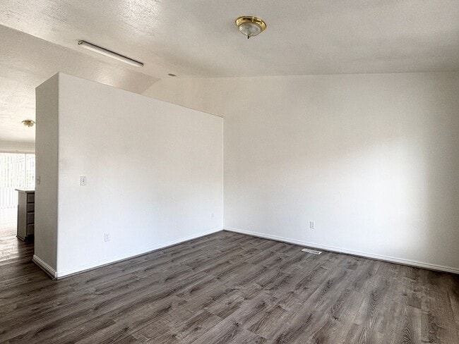 Building Photo - Bright & Spacious Rambler in Rose Park!