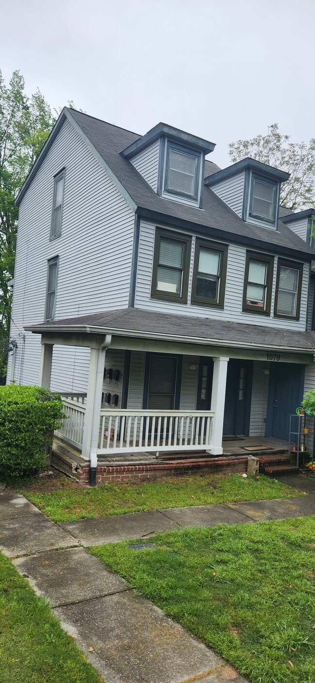Building Photo - 1079 Walnut St