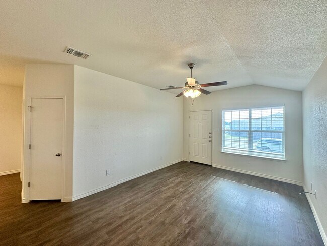 Foto del edificio - 913 Lasso Dr