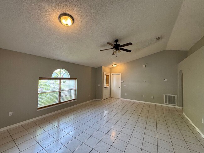 Building Photo - AWESOME 3/2 Home in East Orlando