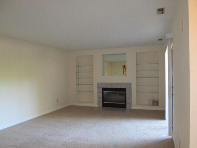 Foto del edificio - Chapel Hill / Finley Forest Townhouse