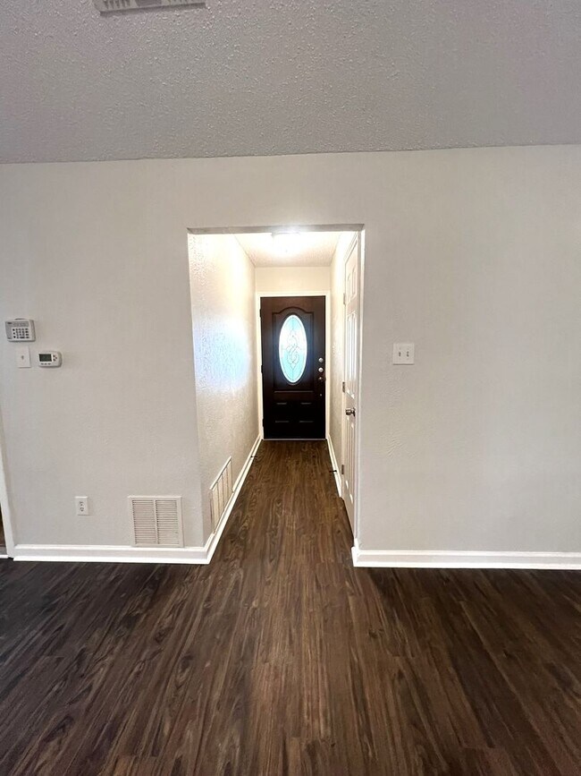 Foto del edificio - Recently Renovated 3/2 Home in South Austin with Bonus Room + Additional Storage