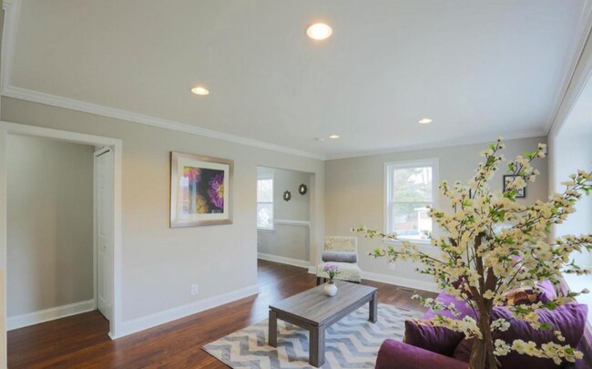 Foto del edificio - 720 Silver Creek Rd