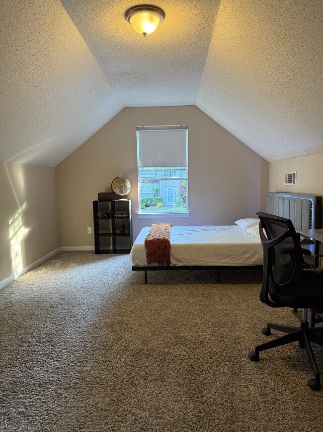 Building Photo - 8684 Goswell Dr