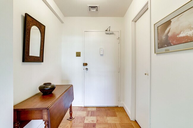 Entrada de la unidad - 1200 N Nash St