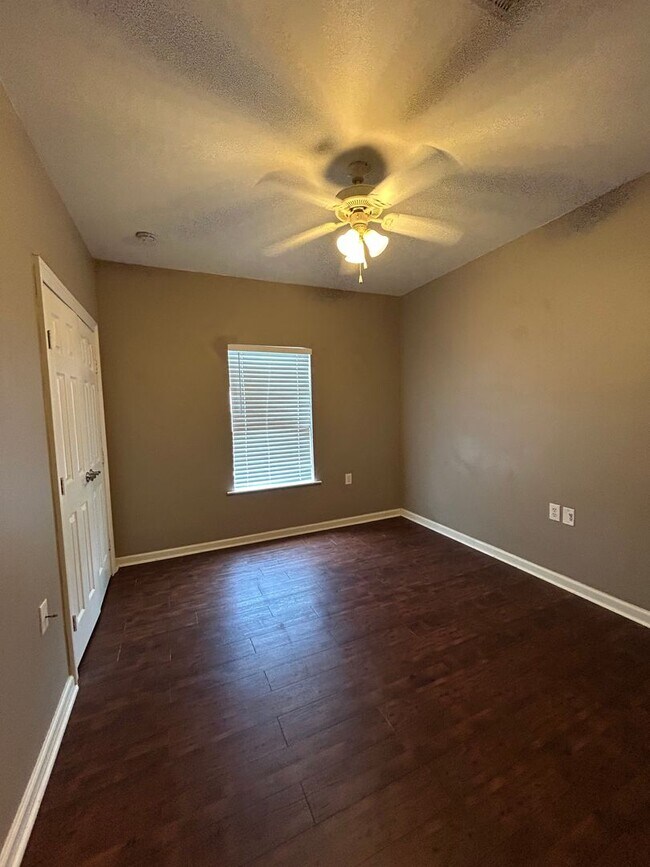 Building Photo - CONDO UNIT IN DENHAM SPRINGS