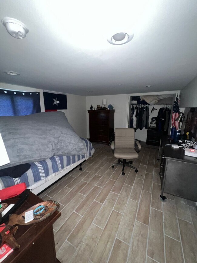 Building Photo - 4 Bedroom Unit off of State St!