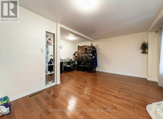 Building Photo - 26 Enclave Mews