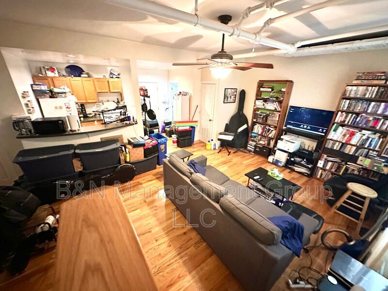 Photo - 910 W Oakdale