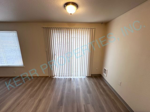 Building Photo - Charming 2-Bedroom Multiplex in Portland with Cozy 862 Sq Ft Layout - Perfect for Urban Living!