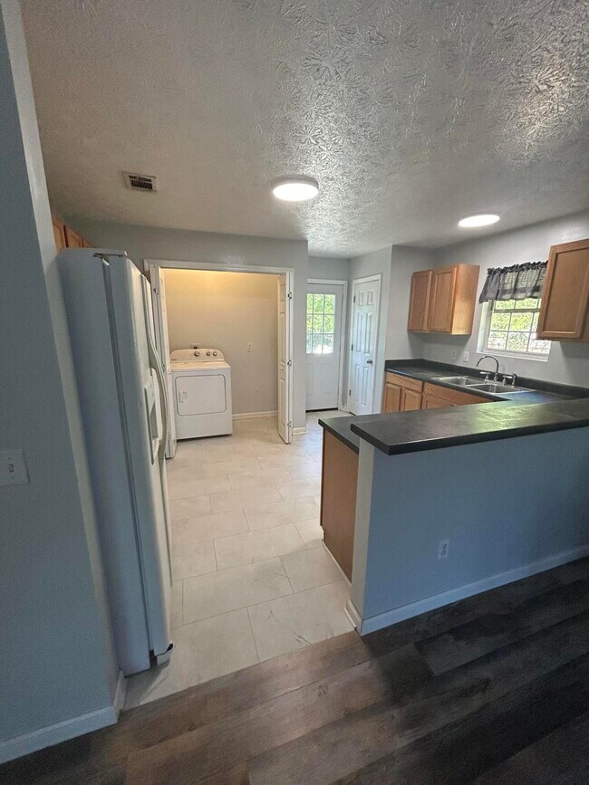 Building Photo - 456 Kings Lake Blvd