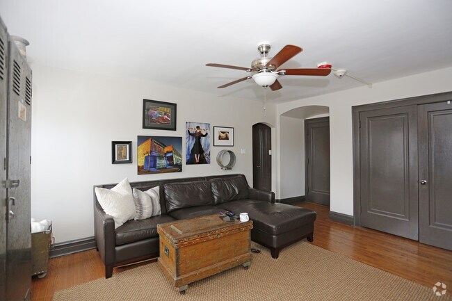 1HAB, 1BA - Sala de estar - 304 W Touhy Ave