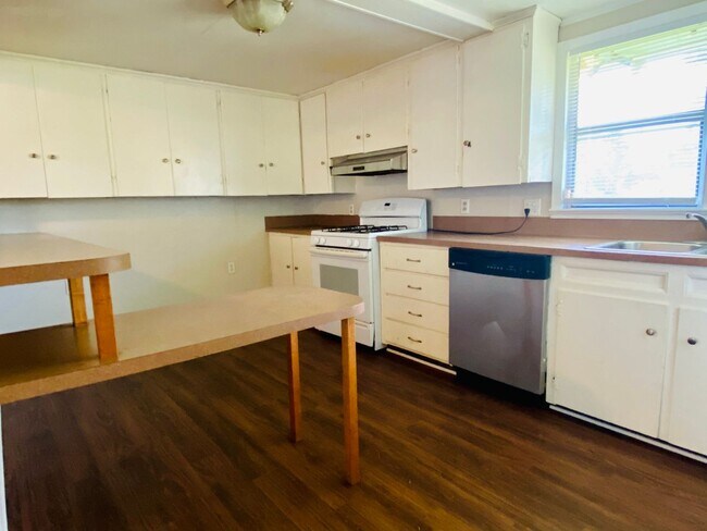 Building Photo - Adorable 2 Bedroom House in Scott Availabl...