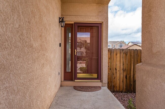 Foto del edificio - Bright & Beautiful Fairfax Home with Finished Basement!!