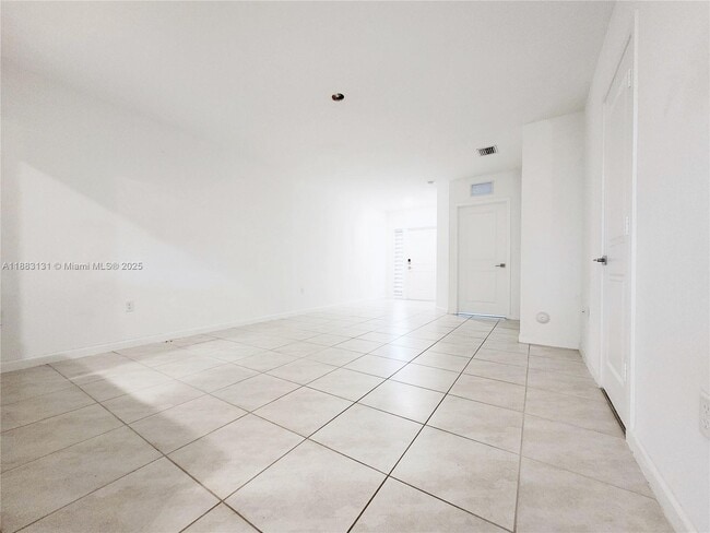 Building Photo - 541 NE 4th Ln