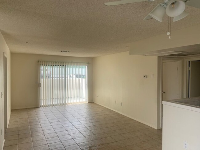 Building Photo - GREAT 2 BEDROOM 2 BATH LOCATED NEAR SUMMERLIN