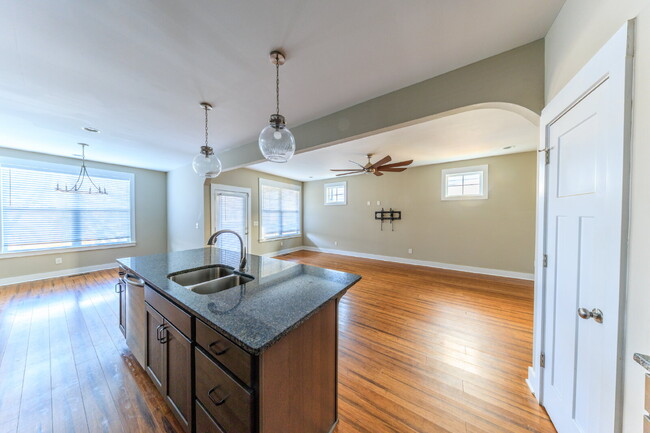 Building Photo - Gorgeous Home Minutes from Downtown Nashvi...