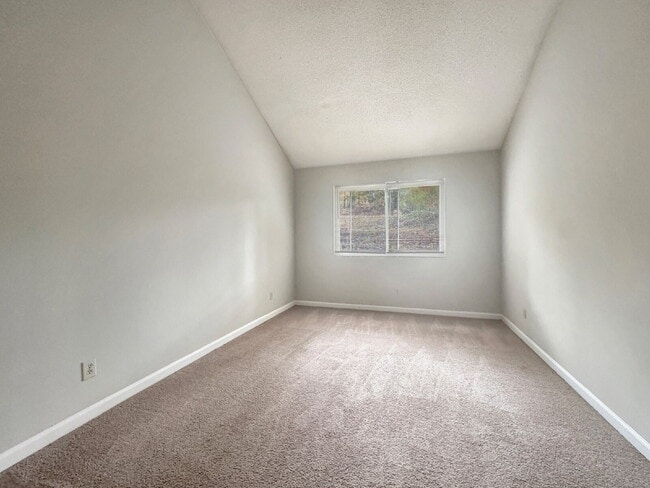 Building Photo - Duplex Available Immediately in North Hall