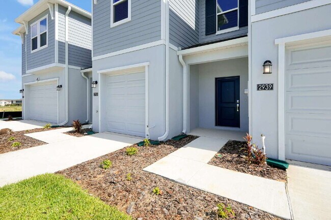 Building Photo - Beautiful New 3-Bedroom Townhome in Davenport — Includes Resort Pool, Modern Clubhouse & Family P...