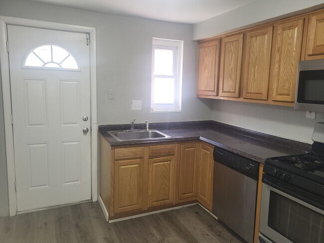 Foto del edificio - 3 bedroom duplex in Penn Hills with drivew...