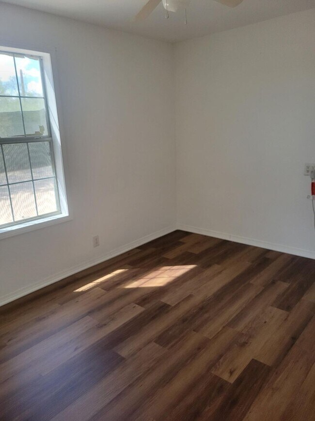 Foto del edificio - 2 Bed/1Bath and Bonus Room