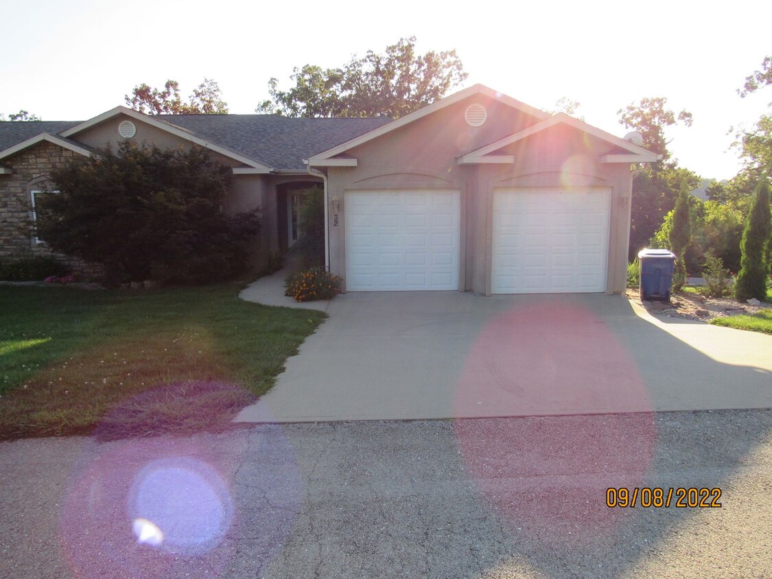 Primary Photo - 4 bedroom duplex in Camdenton