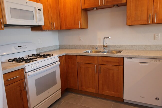 Building Photo - EPIC REA - Top Floor Unit - Panoramic View...