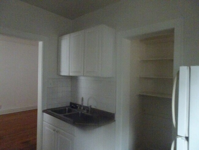 Foto del edificio - 4423 W Irving Park Rd