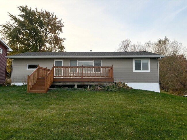 Building Photo - 524 Lakeshore Cir