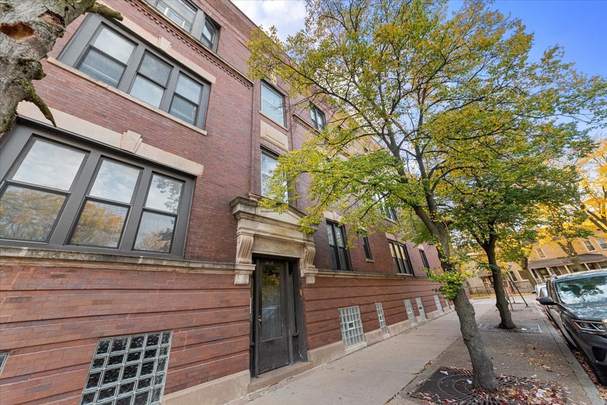 Primary Photo - 1409 E 61st Pl