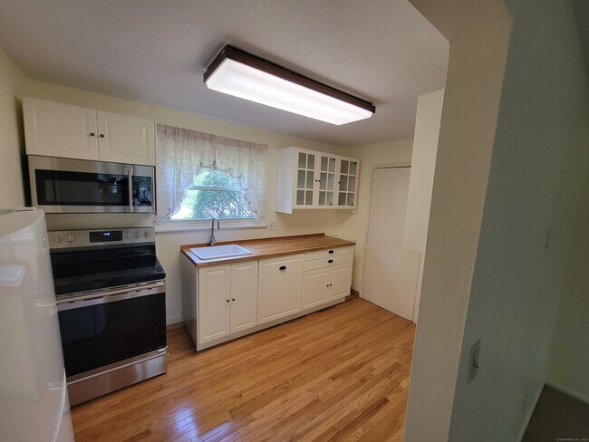 Building Photo - 474 Oak Ave