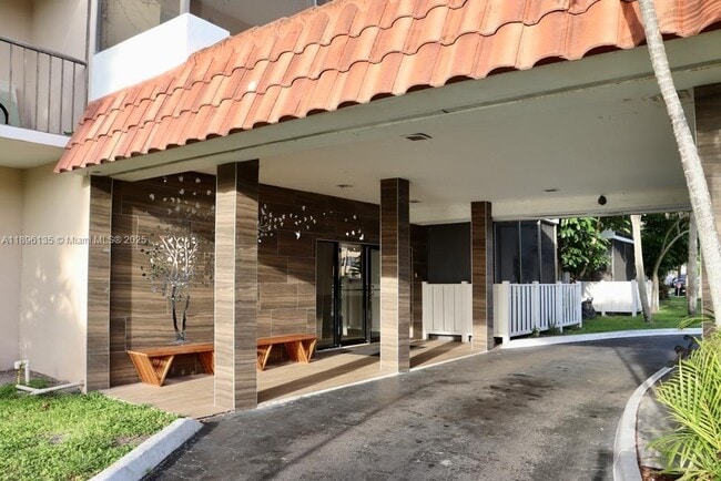 Building Photo - 4164 Inverrary Dr