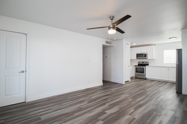 Building Photo - 2503 E Clarendon Ave