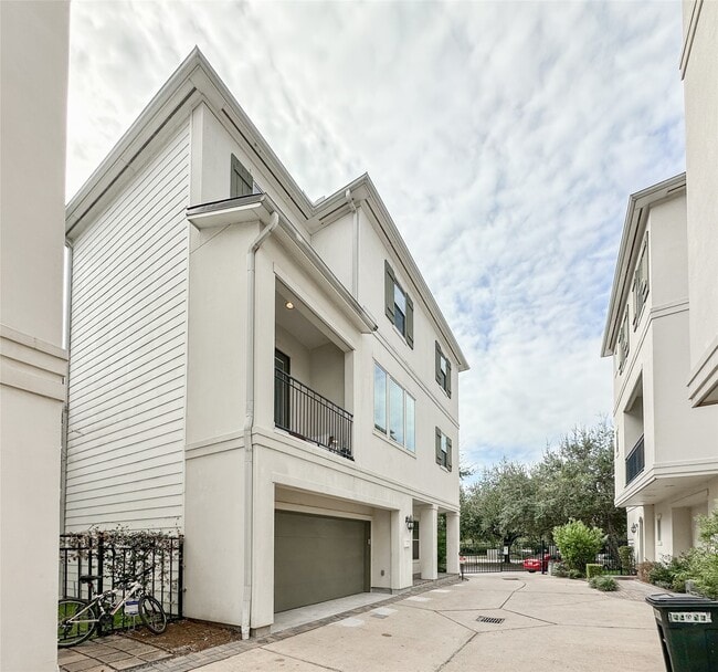Building Photo - 2 Hermann Park Ct