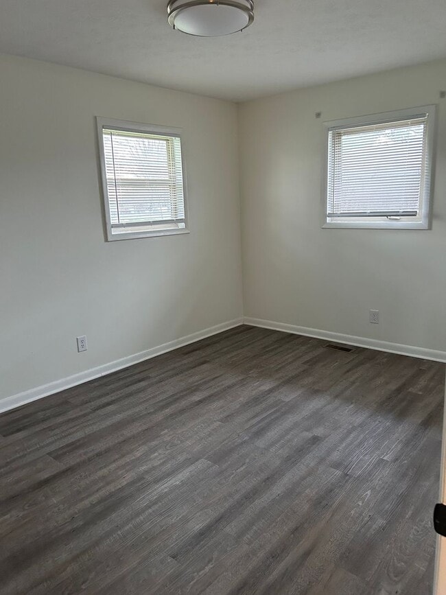 Building Photo - 7014-7016 N Manor Dr