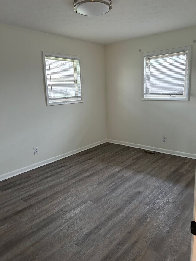 Foto del edificio - 7015-7017 N Manor Dr
