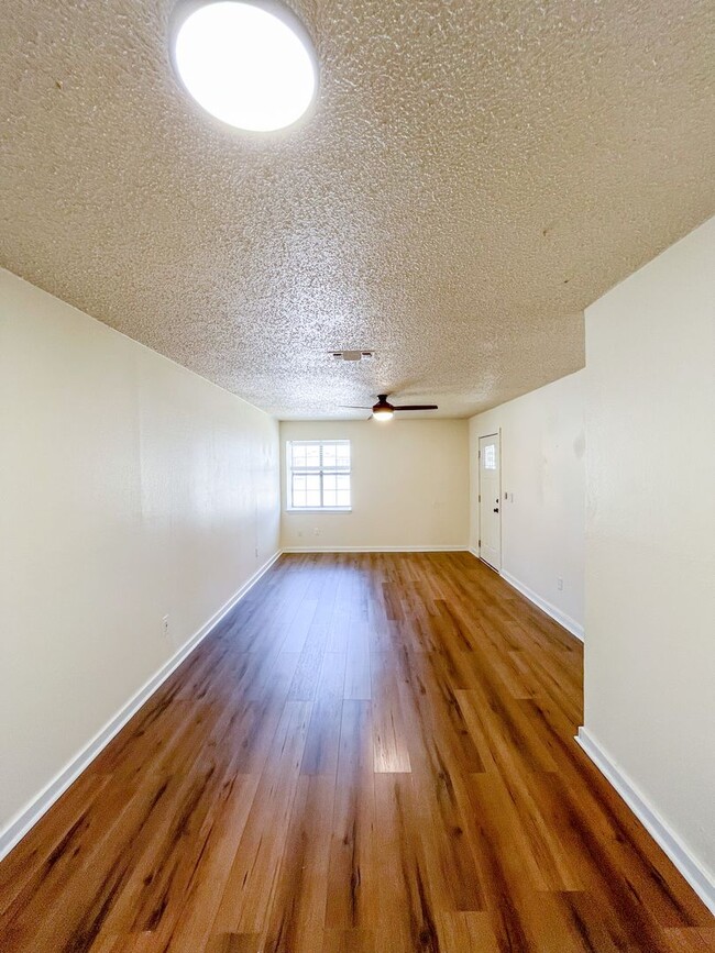 Building Photo - Available NOW This charming 1 story, 2 bed...