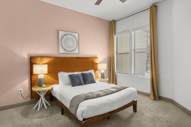 Building Photo - 555 N College Ave