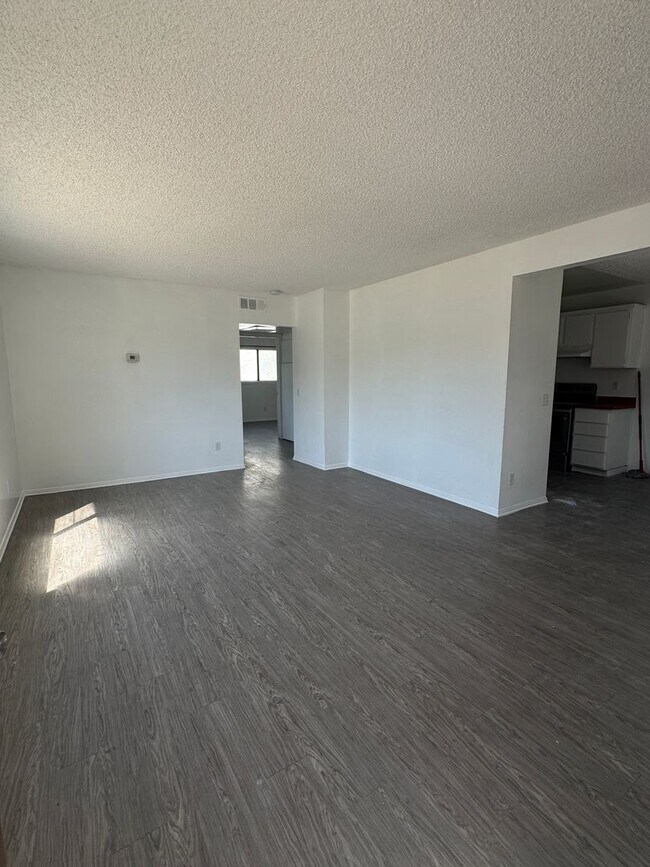 Foto del edificio - 16010 Dorsey Ave
