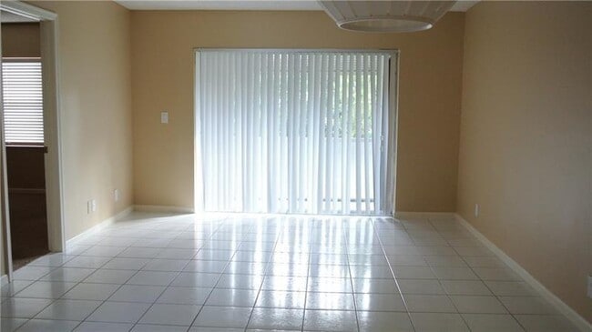 Foto del edificio - 8820 Royal Palm Blvd