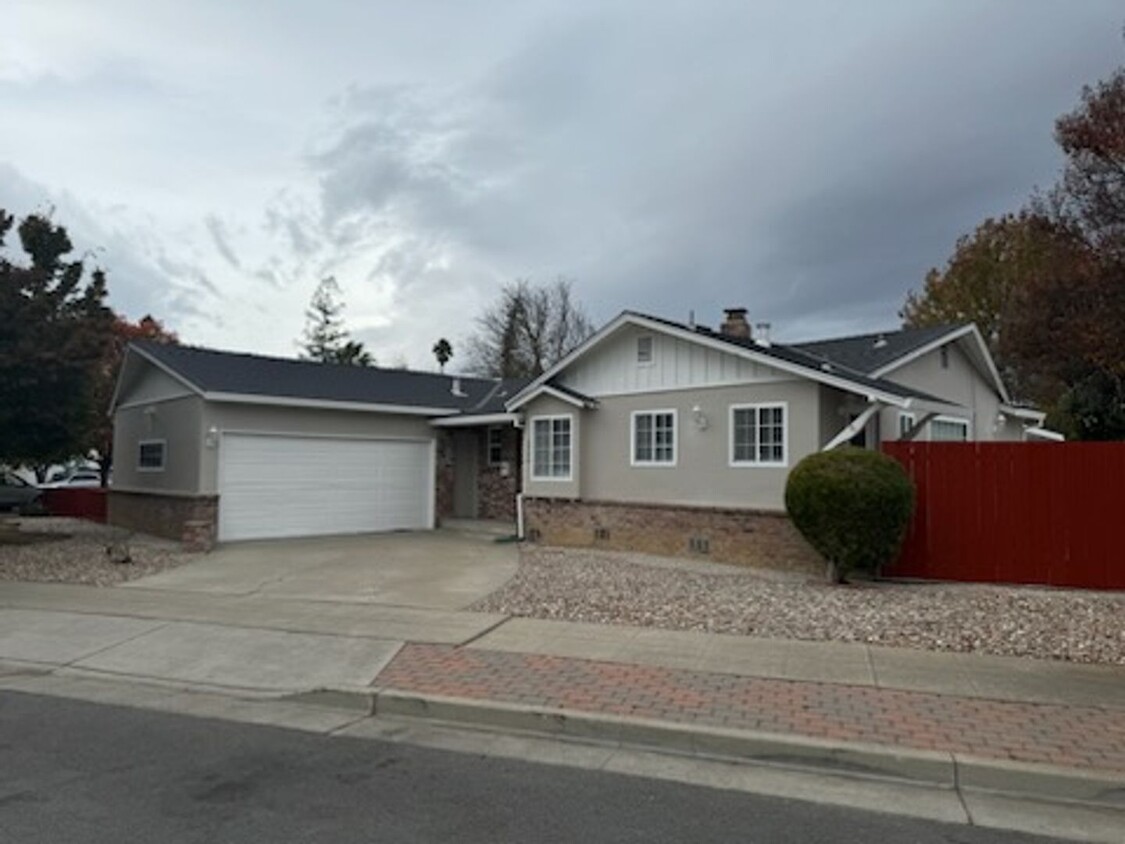 Primary Photo - Beautiful 3 Bedroom 1.5 Bath Home, Close t...