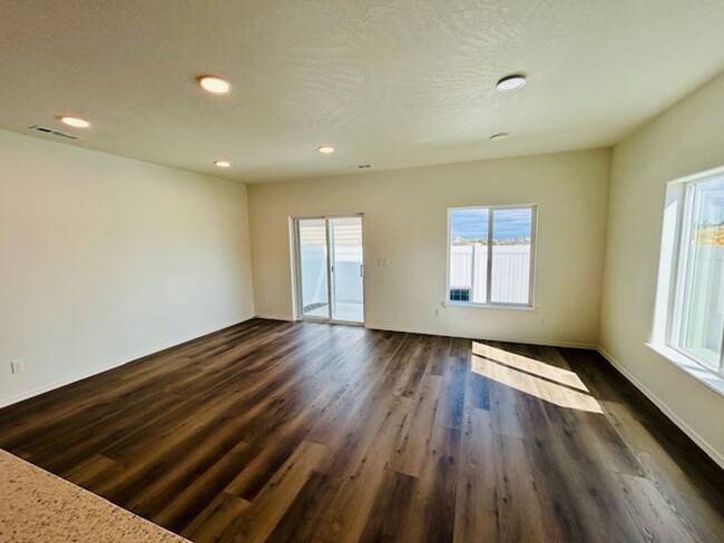 Foto del edificio - Brand New Townhome -Ready for Move-In Today