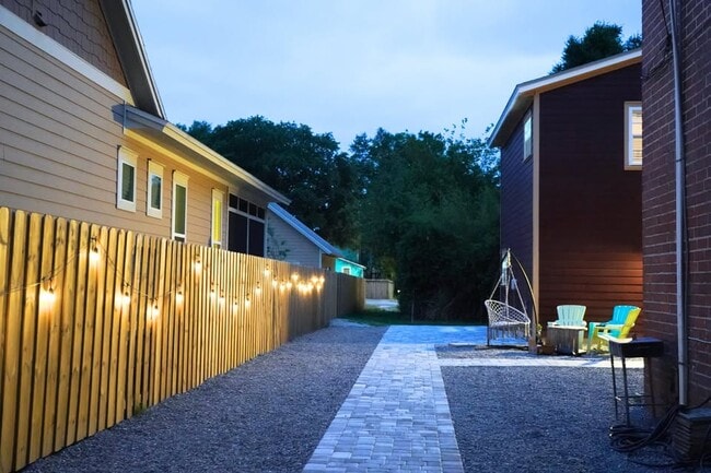 Building Photo - 133 E 4th St