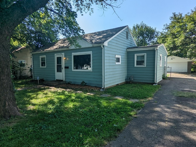 Building Photo - 1702 Nelson Ave