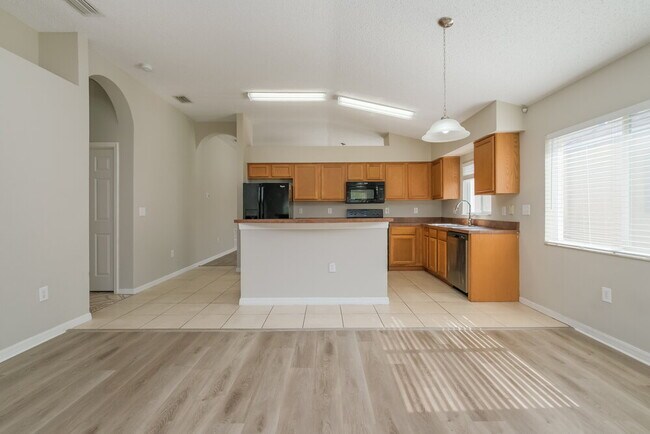 Building Photo - 3123 Summer House Dr