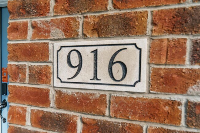 Foto del edificio - 916 Camden Ct