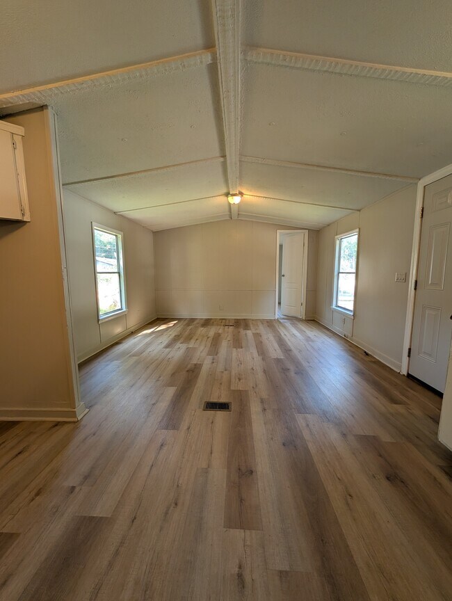 Foto del edificio - 412 McElhaney Rd