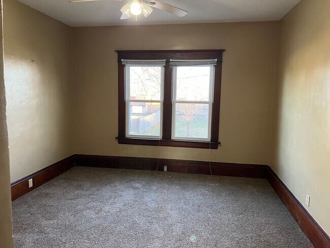 Building Photo - Attractive 2BR home in Bloomington. Centra...