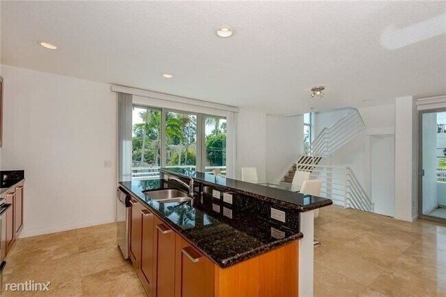 Foto del edificio - 3 br, 3.5 bath Townhome - 561 NE 15th Ave ...